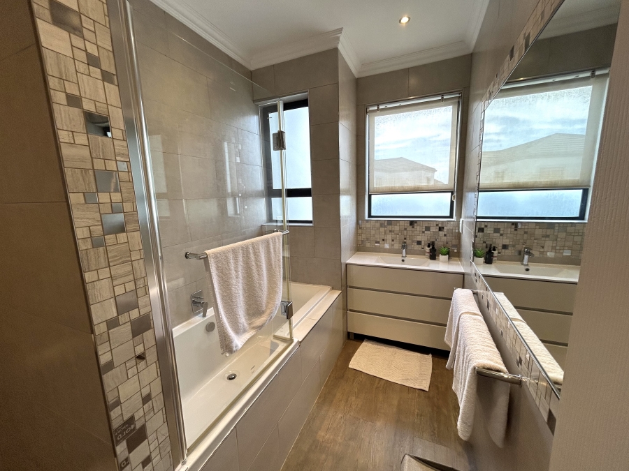 To Let 2 Bedroom Property for Rent in Big Bay Western Cape